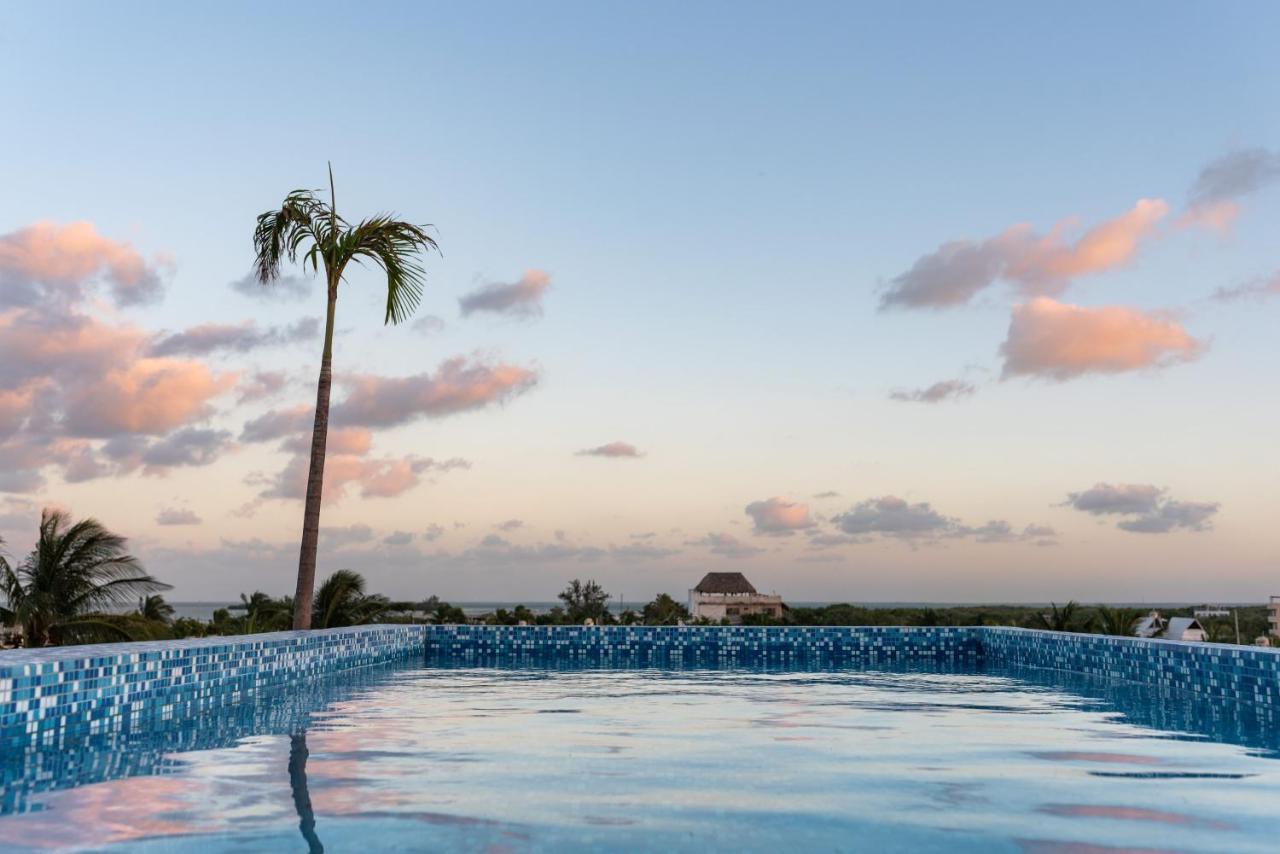 Hotel Mayari Holbox Exterior foto Infinity pool at the Grand Palladium Hotel, Playa del Carmen, Mexico
