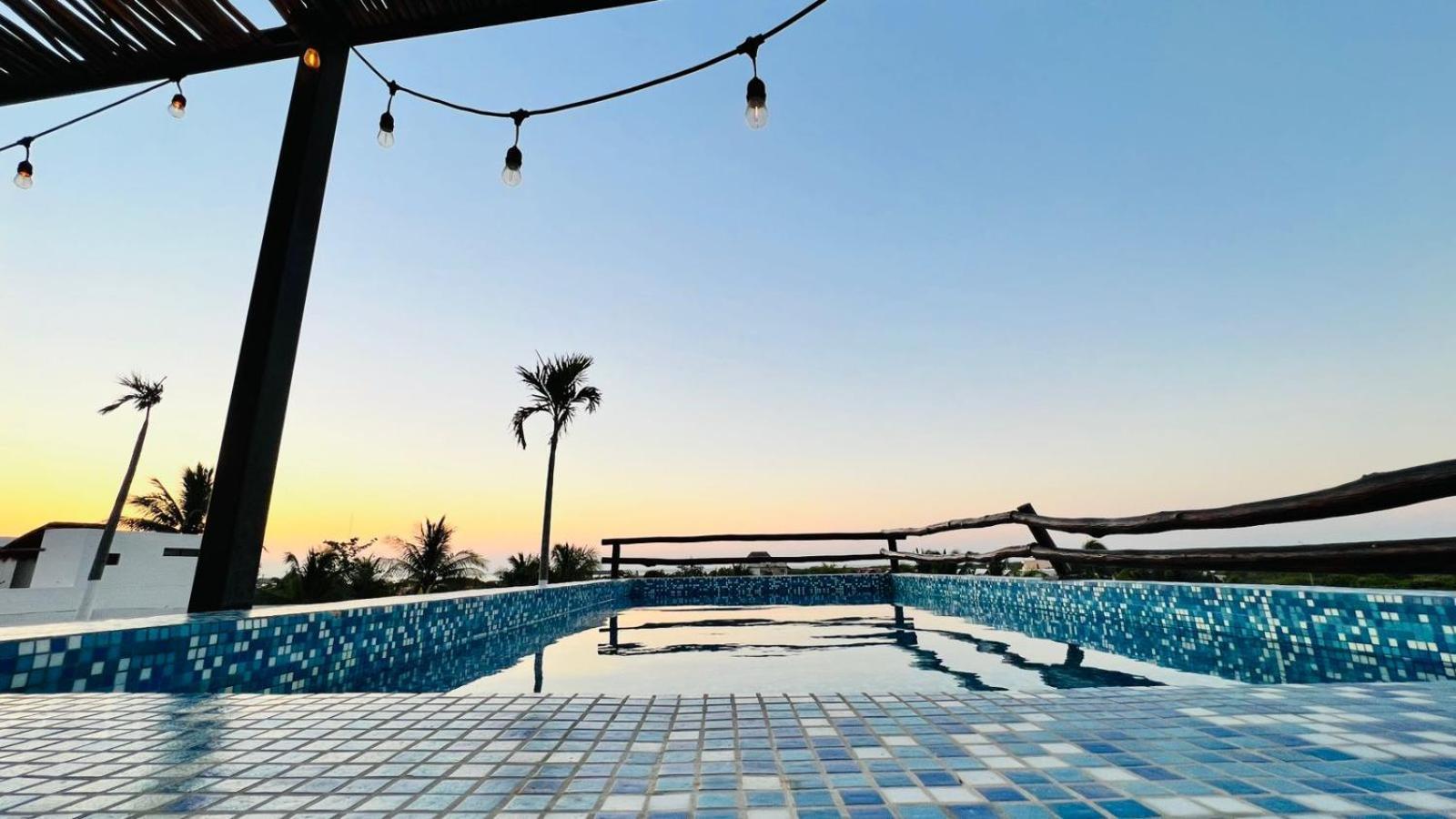 Hotel Mayari Holbox Exterior foto Rooftop pool at the hotel
