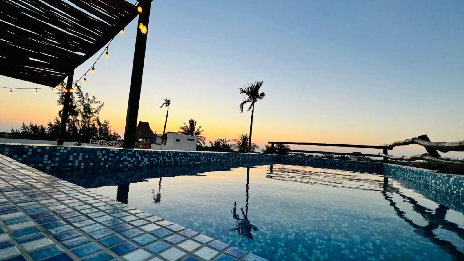Hotel Mayari Holbox Exterior foto Sunset at the pool